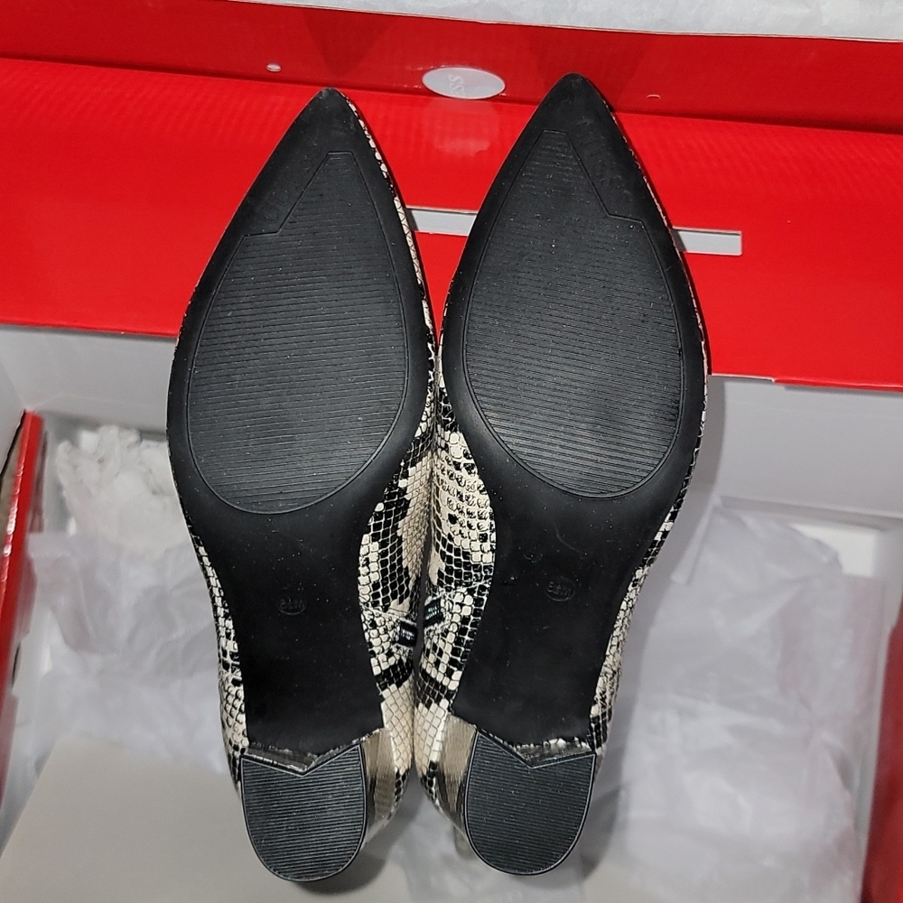 (W) Guess Snake Print Chunky Heel - Picture 8 of 10